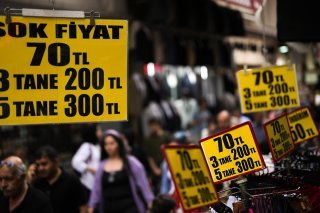 Les chiffres officiels sont régulièrement contestés par les économistes indépendants du Groupe de recherche sur l'inflation (Enag): selon eux, l'inflation atteint 69,21% en Turquie depuis janvier et 122,88% sur les douze mois écoulés. (archives)...